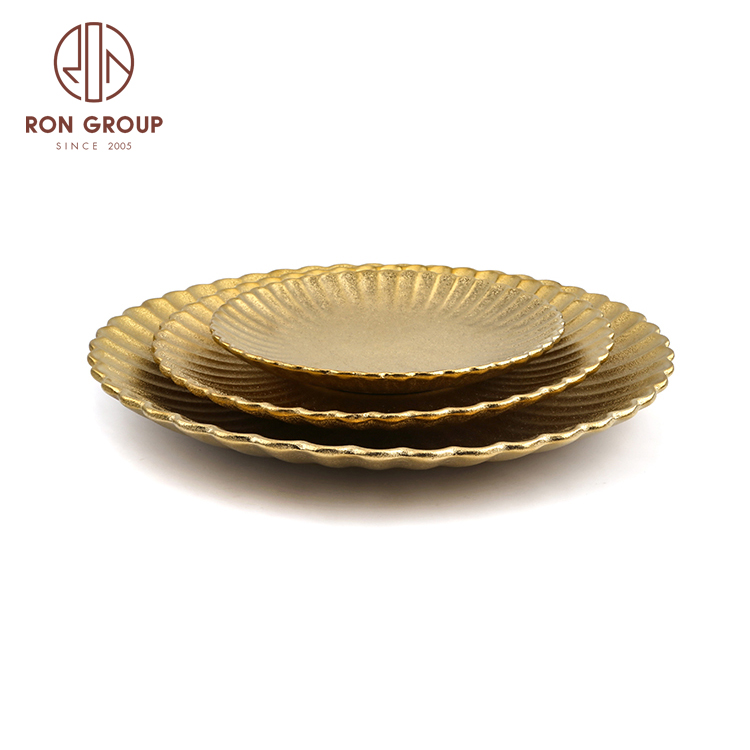 Luxury table decoration Wholesale wedding round gold feather ceramic charger plates